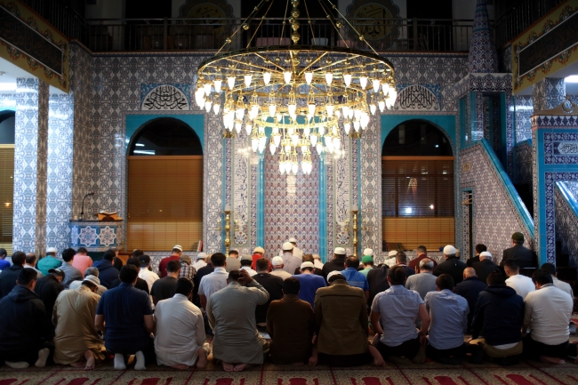 Dünyada ilk teravih namazı coşkusu